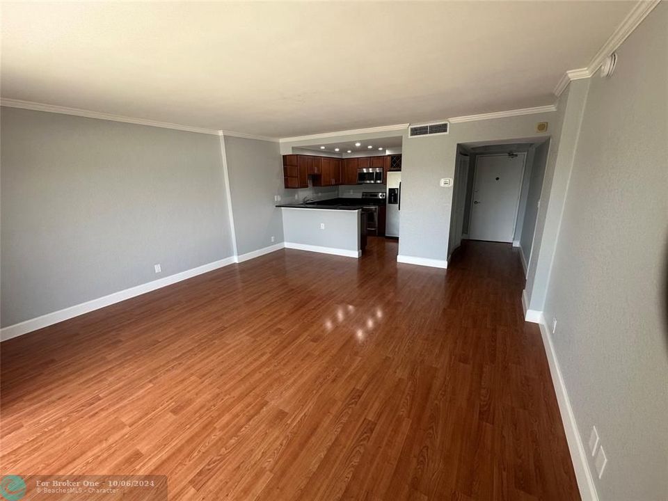 For Sale: $299,000 (1 beds, 1 baths, 730 Square Feet)