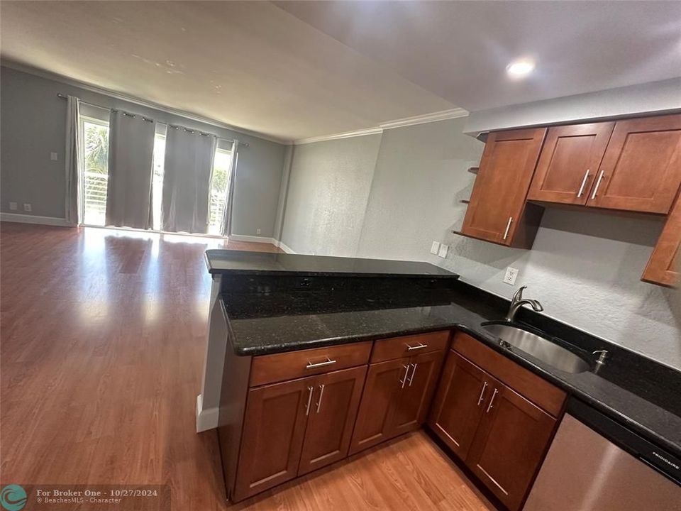 For Sale: $299,000 (1 beds, 1 baths, 730 Square Feet)