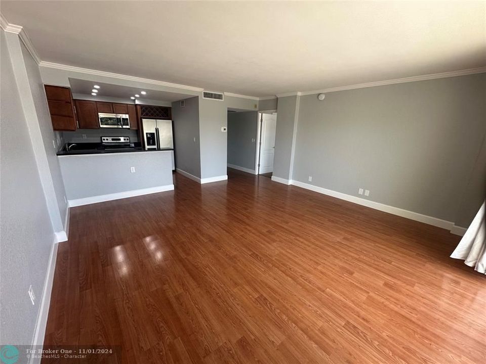 For Sale: $299,000 (1 beds, 1 baths, 730 Square Feet)