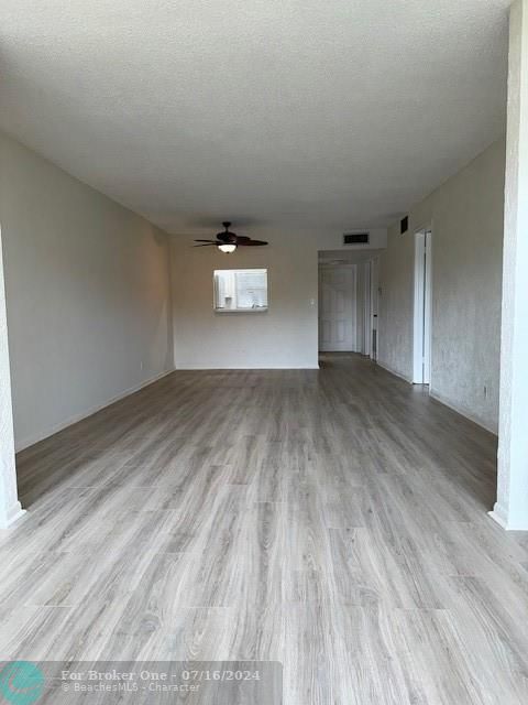 For Sale: $124,900 (1 beds, 1 baths, 860 Square Feet)
