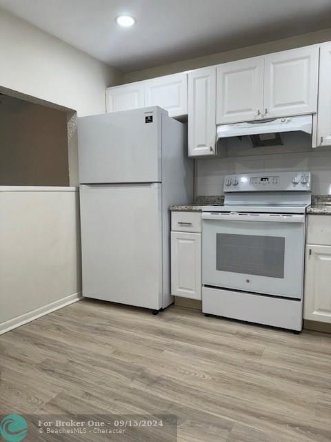 For Sale: $124,900 (1 beds, 1 baths, 860 Square Feet)