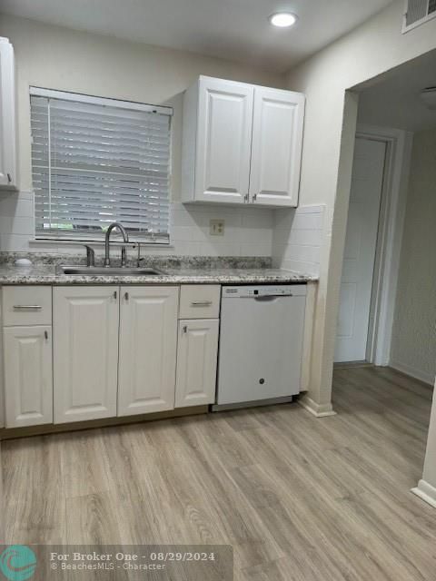 For Sale: $124,900 (1 beds, 1 baths, 860 Square Feet)