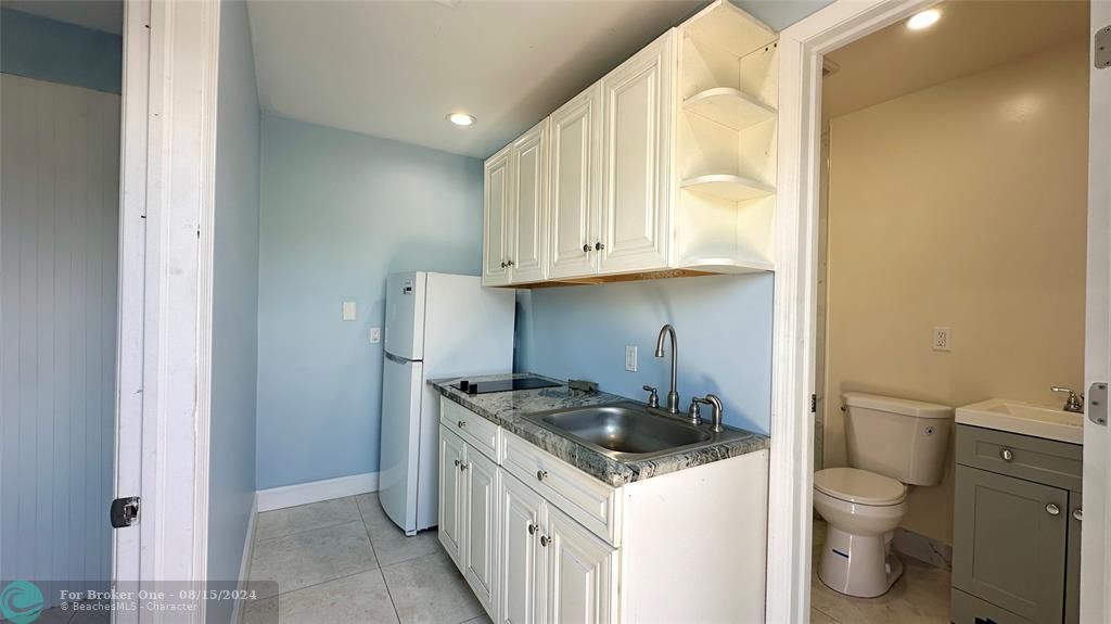 For Rent: $1,350 (1 beds, 1 baths, 570 Square Feet)