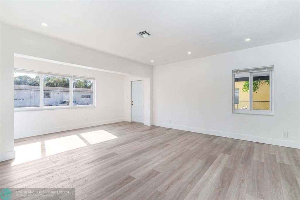 Active With Contract: $385,000 (3 beds, 2 baths, 1121 Square Feet)