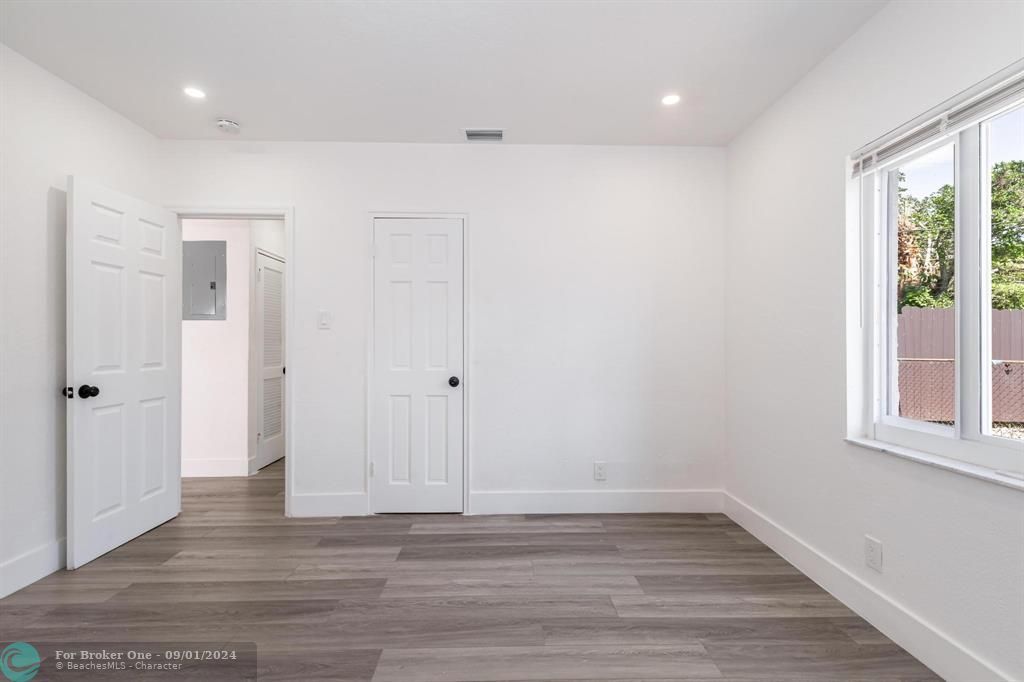 Active With Contract: $385,000 (3 beds, 2 baths, 1121 Square Feet)