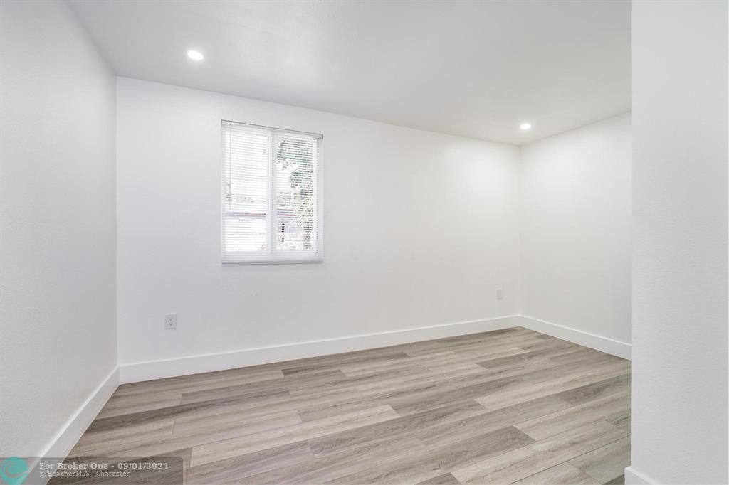 Active With Contract: $385,000 (3 beds, 2 baths, 1121 Square Feet)