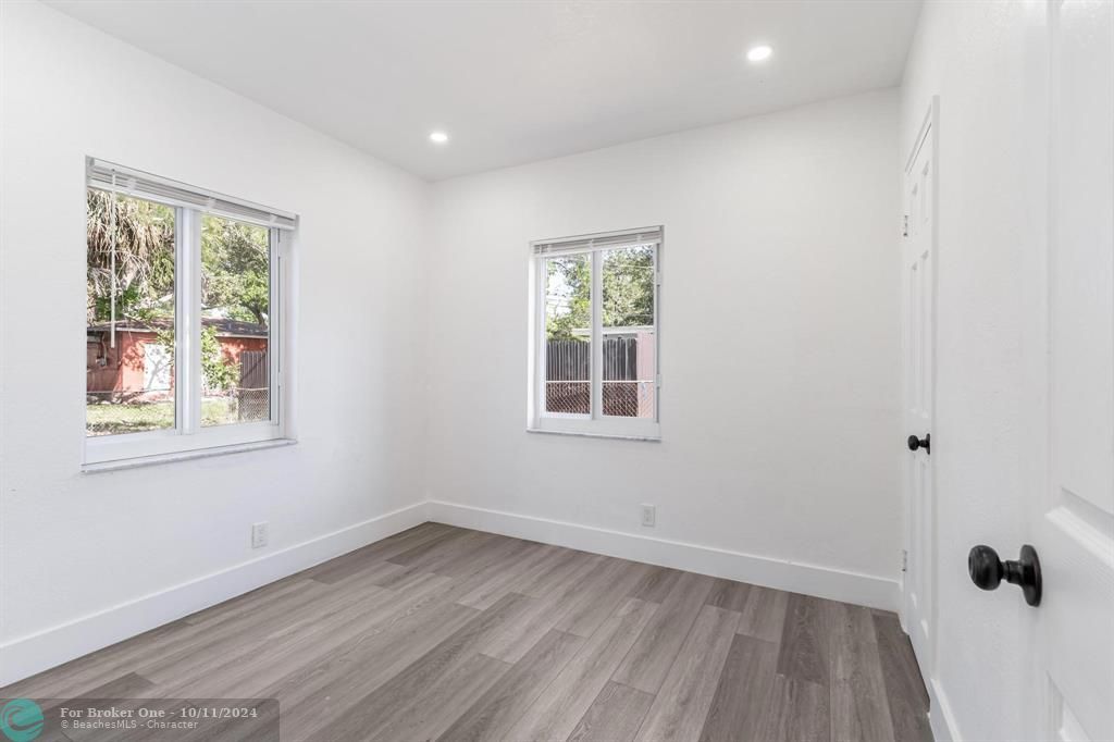 Active With Contract: $385,000 (3 beds, 2 baths, 1121 Square Feet)