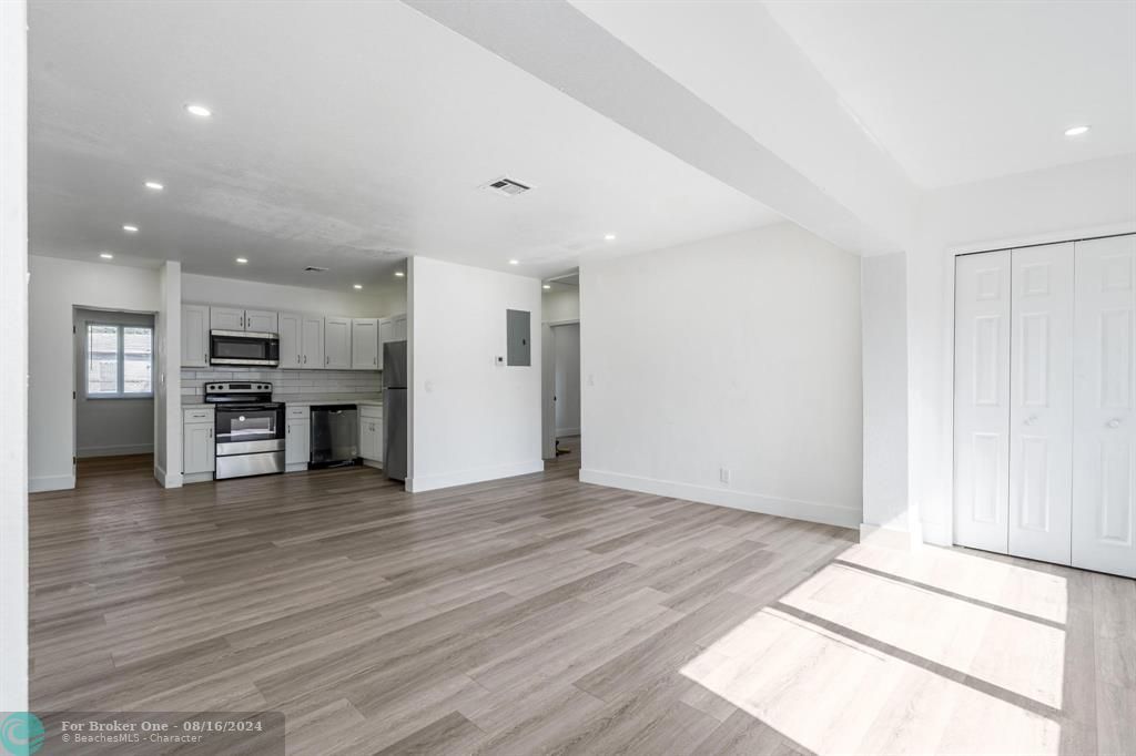 Active With Contract: $385,000 (3 beds, 2 baths, 1121 Square Feet)