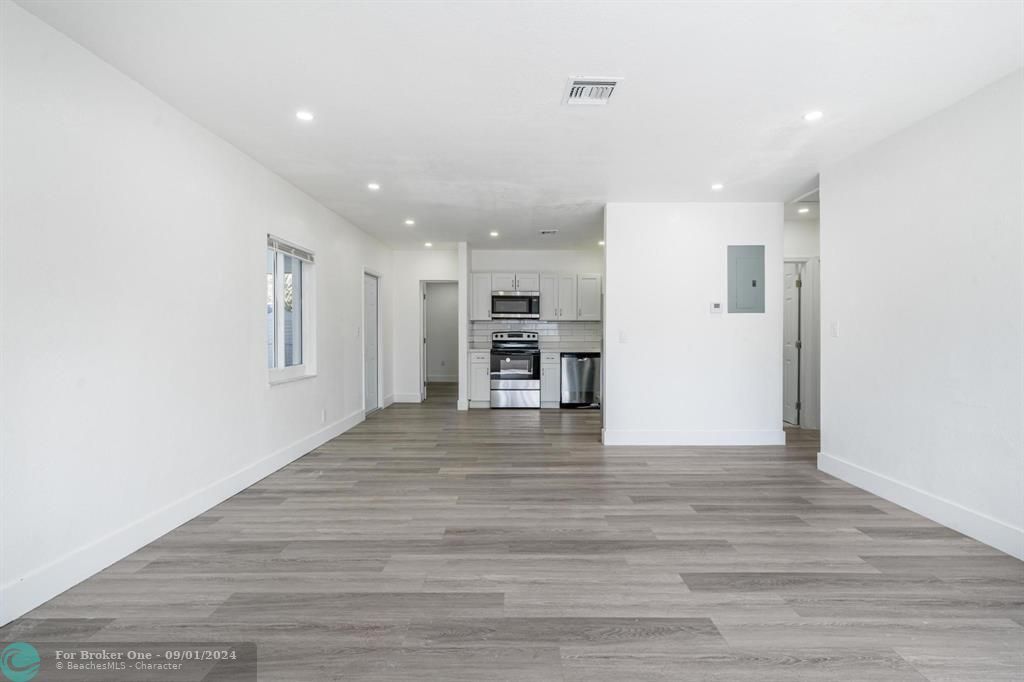 Active With Contract: $385,000 (3 beds, 2 baths, 1121 Square Feet)