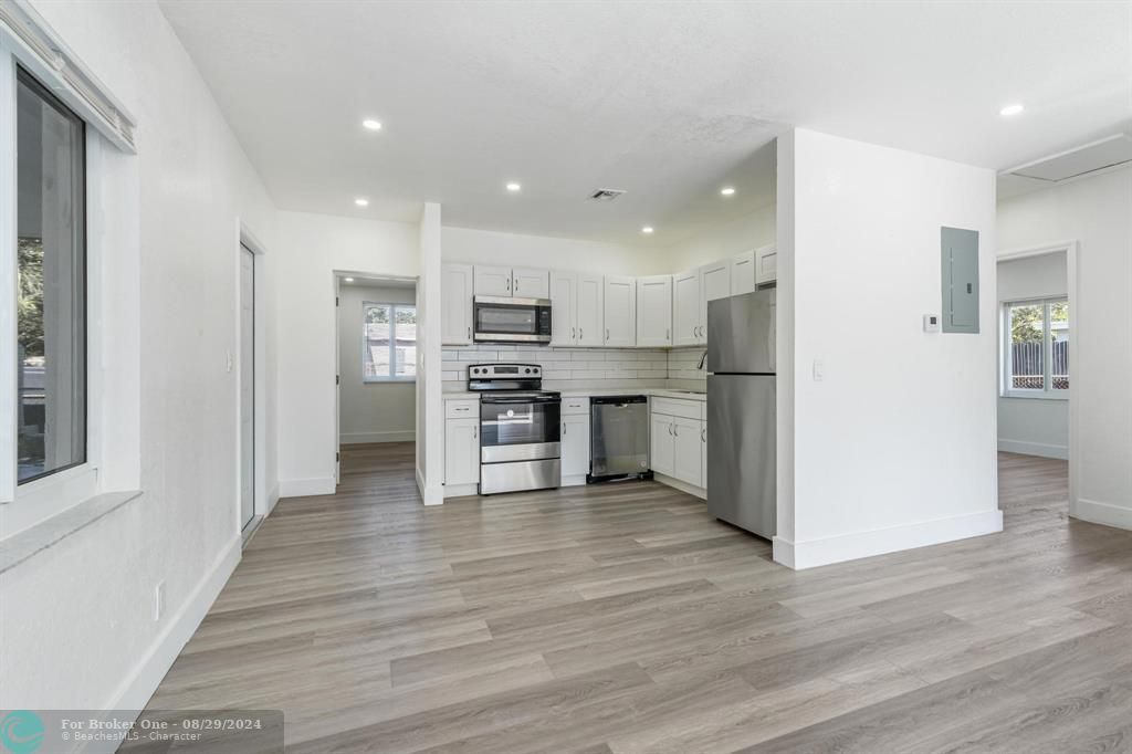 Active With Contract: $385,000 (3 beds, 2 baths, 1121 Square Feet)