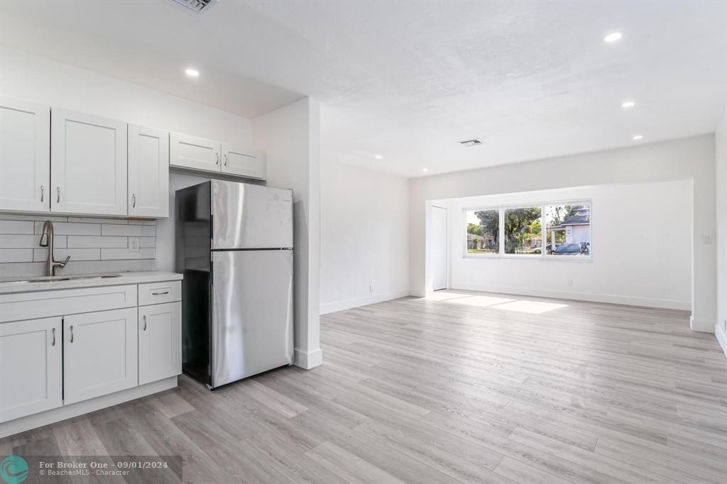 Active With Contract: $385,000 (3 beds, 2 baths, 1121 Square Feet)