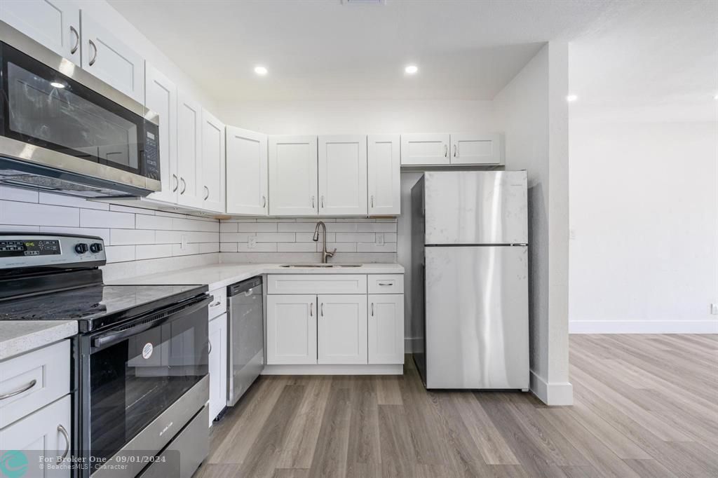 Active With Contract: $385,000 (3 beds, 2 baths, 1121 Square Feet)