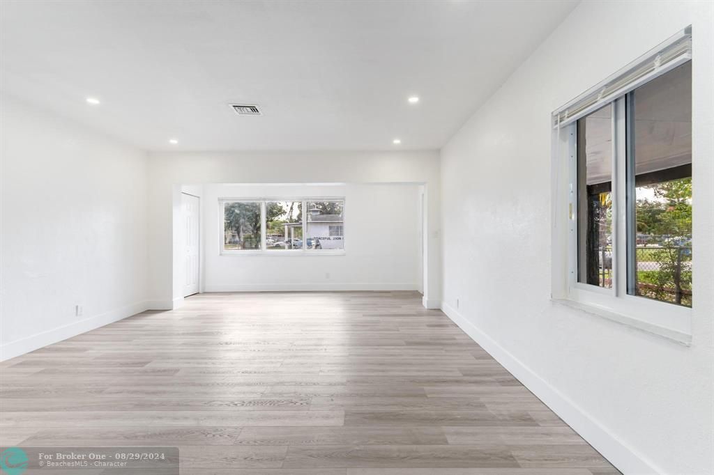 Active With Contract: $385,000 (3 beds, 2 baths, 1121 Square Feet)