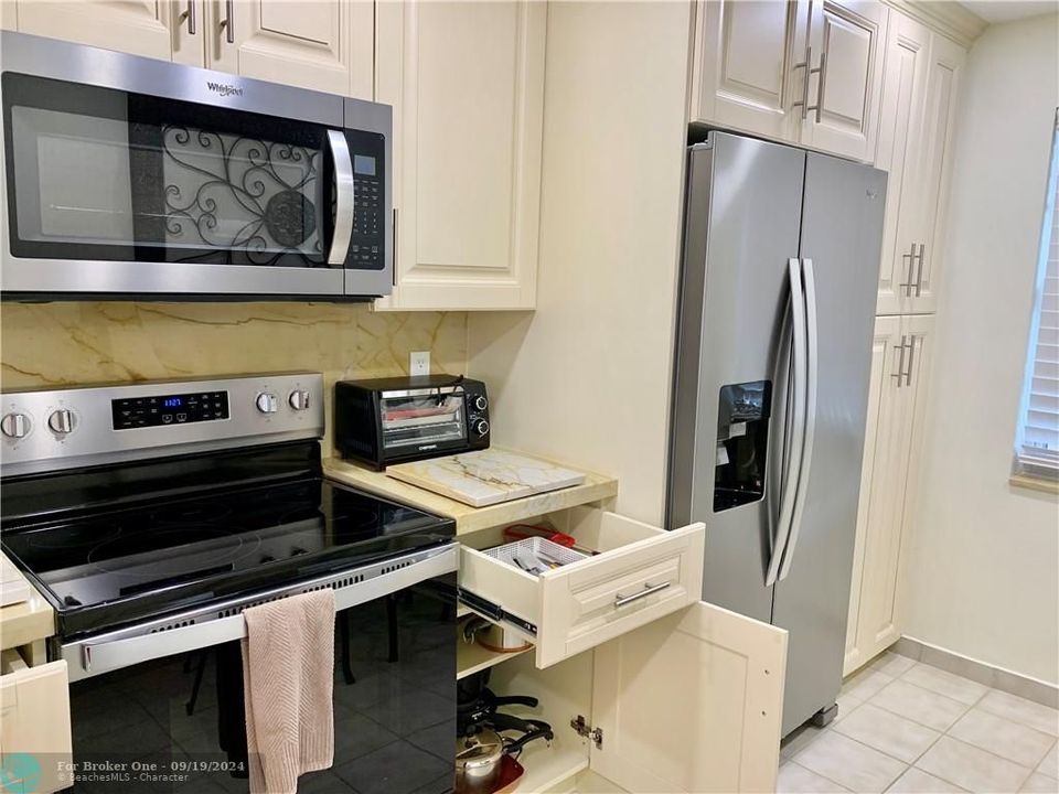 For Rent: $2,600 (2 beds, 2 baths, 1360 Square Feet)