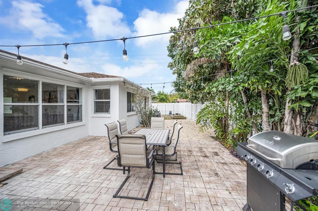 For Sale: $599,900 (4 beds, 2 baths, 1876 Square Feet)