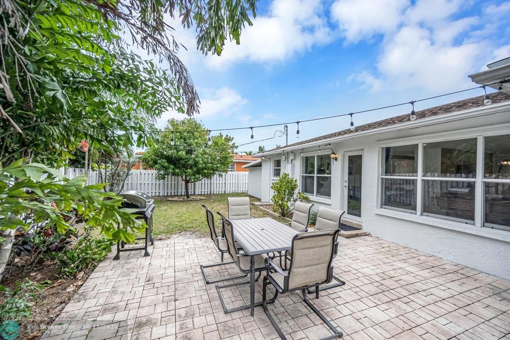 For Sale: $599,900 (4 beds, 2 baths, 1876 Square Feet)