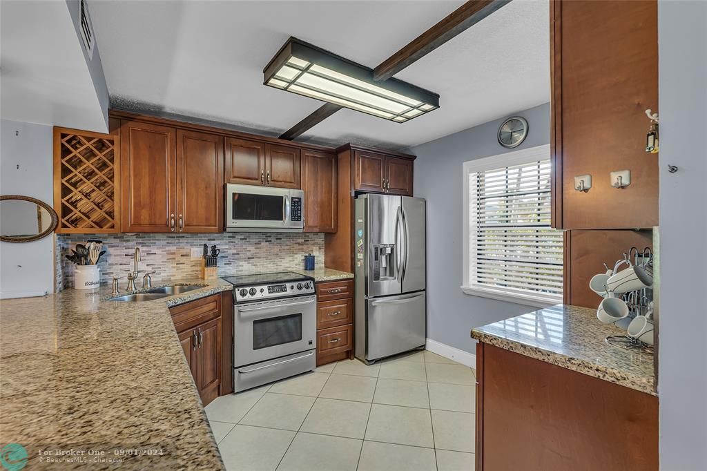 For Sale: $325,000 (2 beds, 3 baths, 1250 Square Feet)