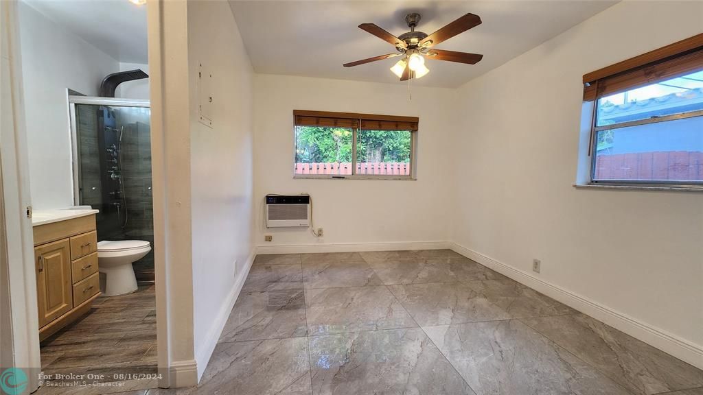 Active With Contract: $1,750 (1 beds, 1 baths, 500 Square Feet)