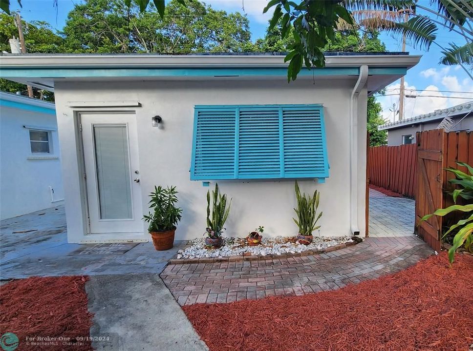 Active With Contract: $1,750 (1 beds, 1 baths, 500 Square Feet)