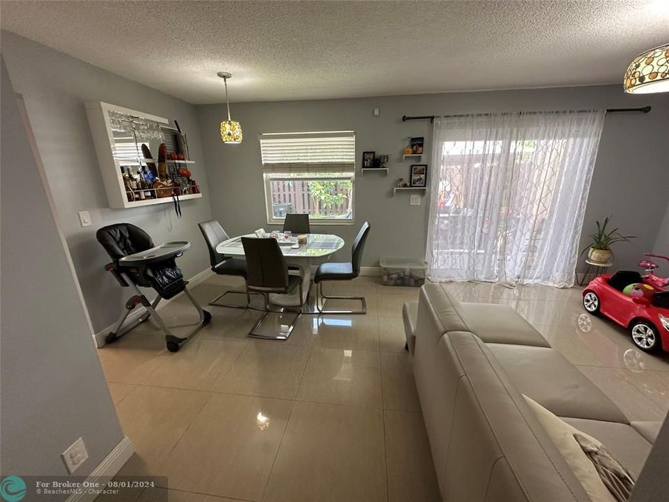 For Sale: $279,900 (2 beds, 1 baths, 1000 Square Feet)