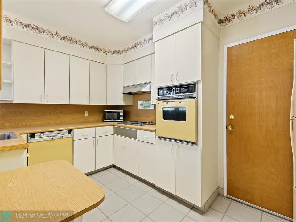For Sale: $475,000 (2 beds, 2 baths, 1155 Square Feet)