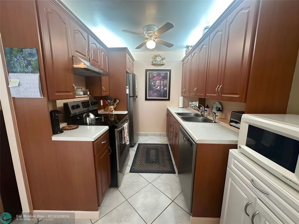 For Sale: $145,000 (2 beds, 1 baths, 881 Square Feet)