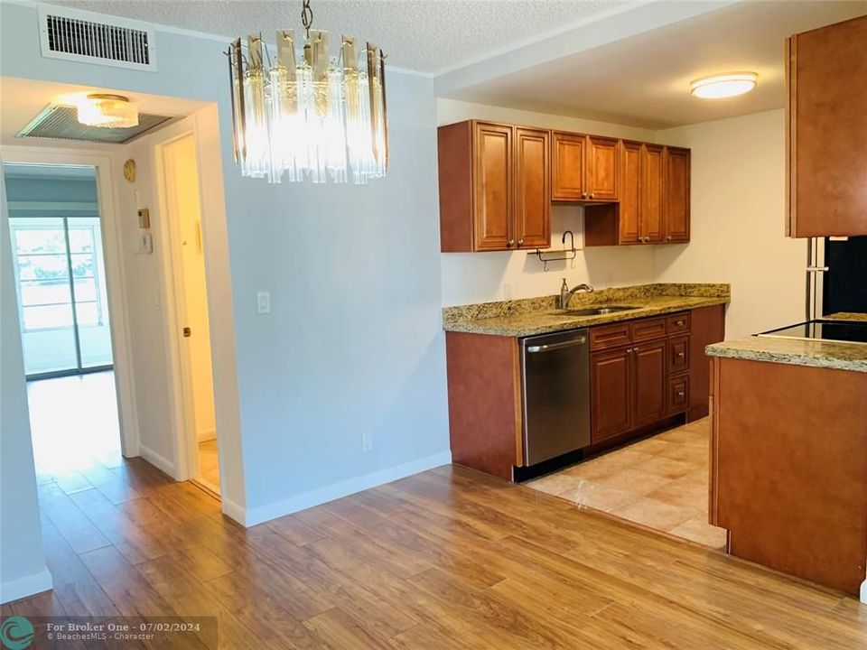 For Rent: $1,650 (1 beds, 1 baths, 752 Square Feet)