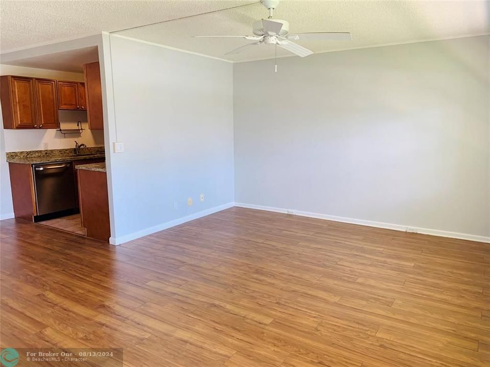 For Rent: $1,650 (1 beds, 1 baths, 752 Square Feet)