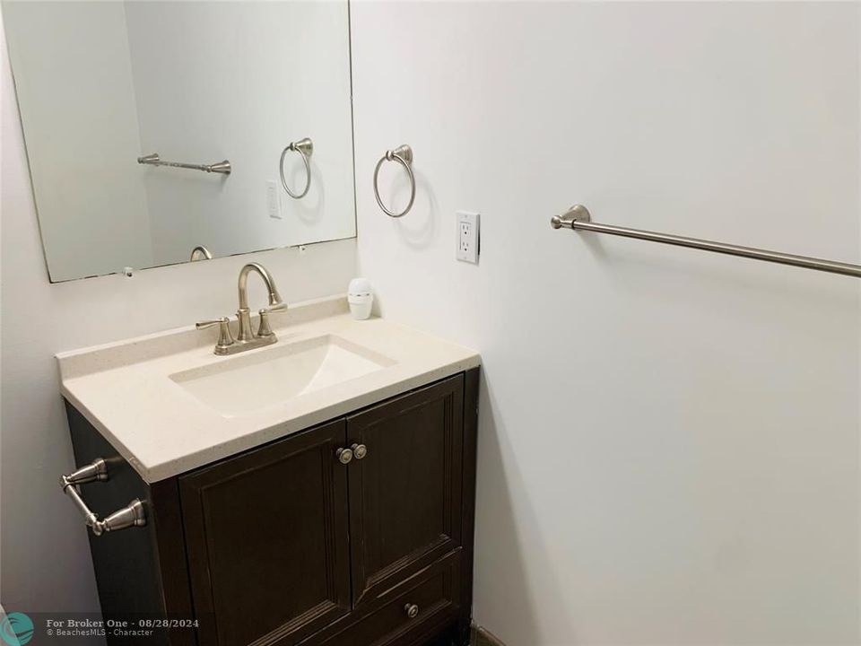 Recently Rented: $1,625 (1 beds, 1 baths, 752 Square Feet)