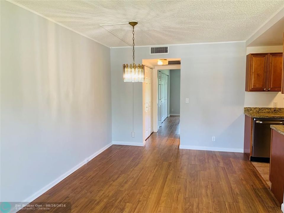 For Rent: $1,650 (1 beds, 1 baths, 752 Square Feet)