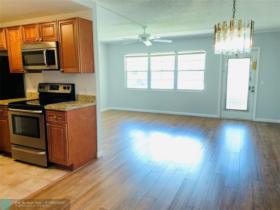 For Rent: $1,650 (1 beds, 1 baths, 752 Square Feet)