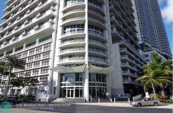 Active With Contract: $469,900 (1 beds, 1 baths, 868 Square Feet)