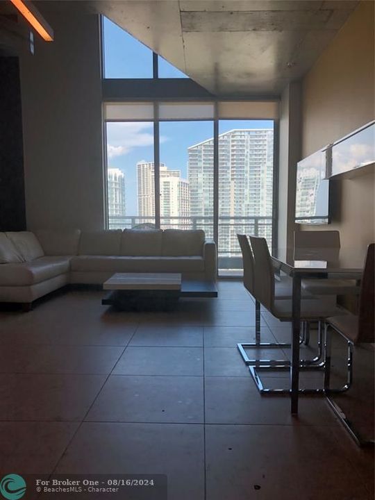 Active With Contract: $469,900 (1 beds, 1 baths, 868 Square Feet)