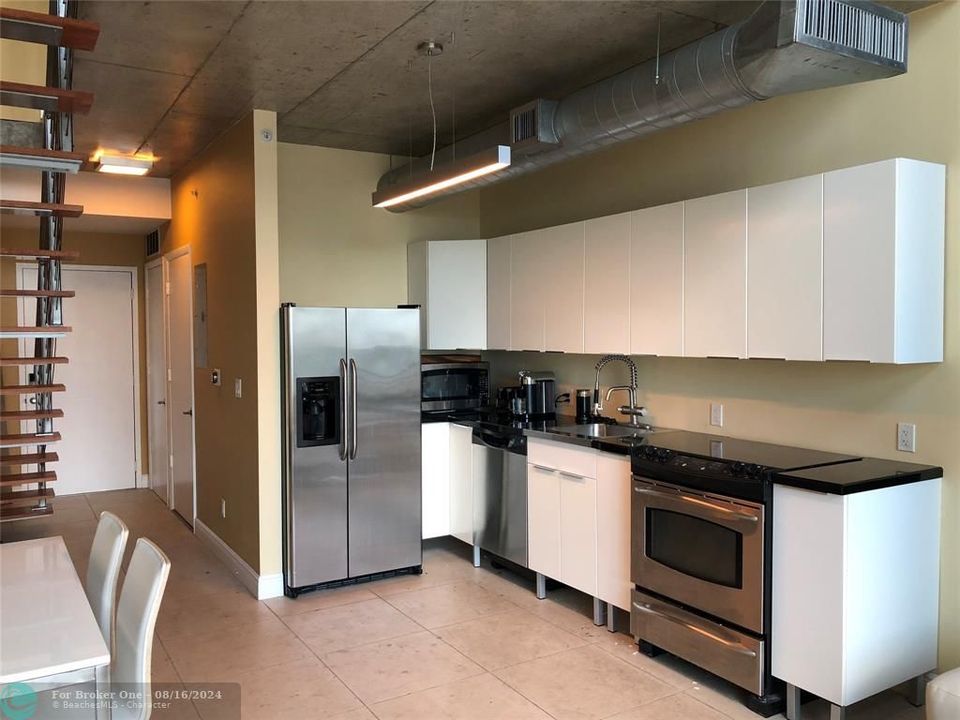 Active With Contract: $469,900 (1 beds, 1 baths, 868 Square Feet)