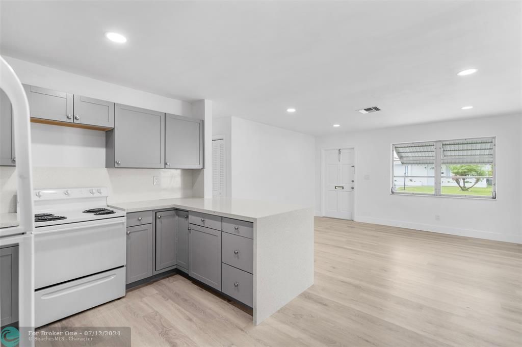 For Sale: $299,000 (2 beds, 1 baths, 852 Square Feet)