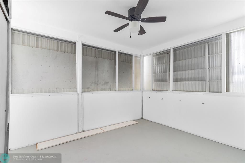 For Sale: $289,000 (2 beds, 1 baths, 852 Square Feet)