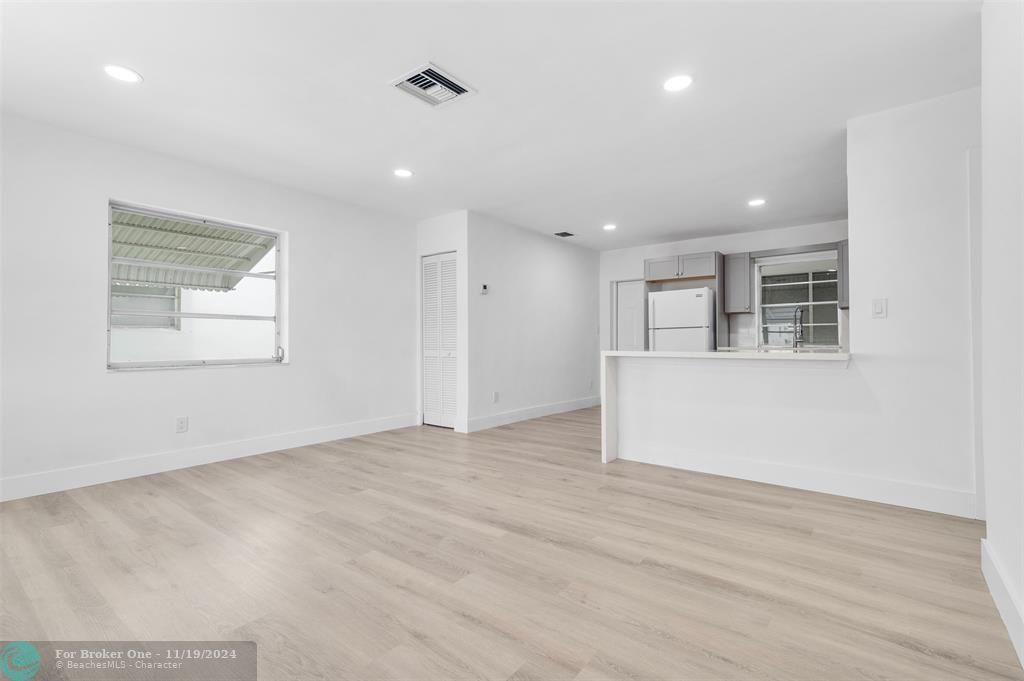 For Sale: $289,000 (2 beds, 1 baths, 852 Square Feet)