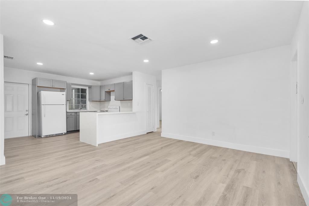 For Sale: $299,000 (2 beds, 1 baths, 852 Square Feet)