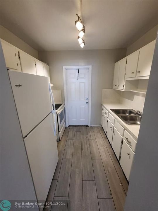 For Rent: $1,800 (2 beds, 1 baths, 1000 Square Feet)