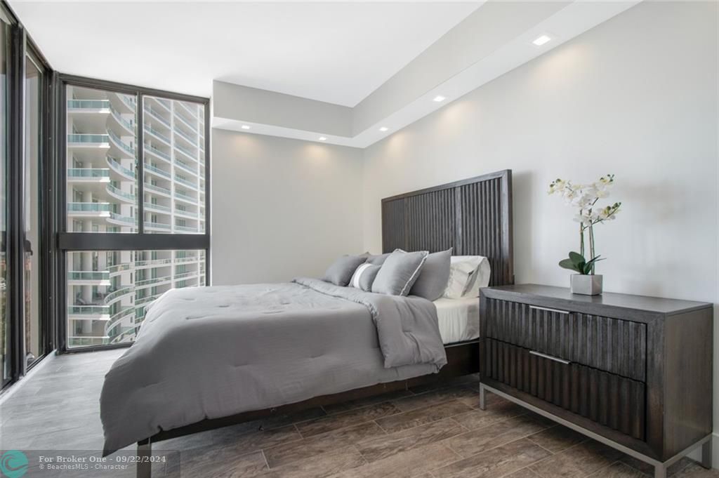 Recently Sold: $850,000 (2 beds, 2 baths, 2470 Square Feet)