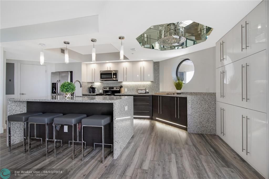 Recently Sold: $850,000 (2 beds, 2 baths, 2470 Square Feet)