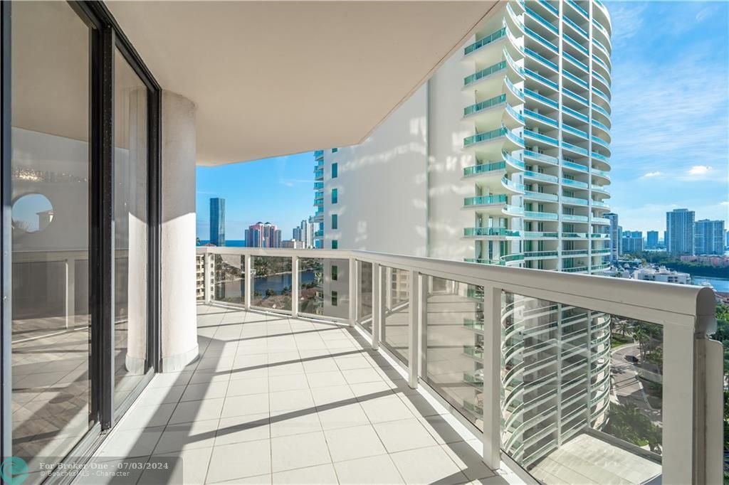 Recently Sold: $850,000 (2 beds, 2 baths, 2470 Square Feet)