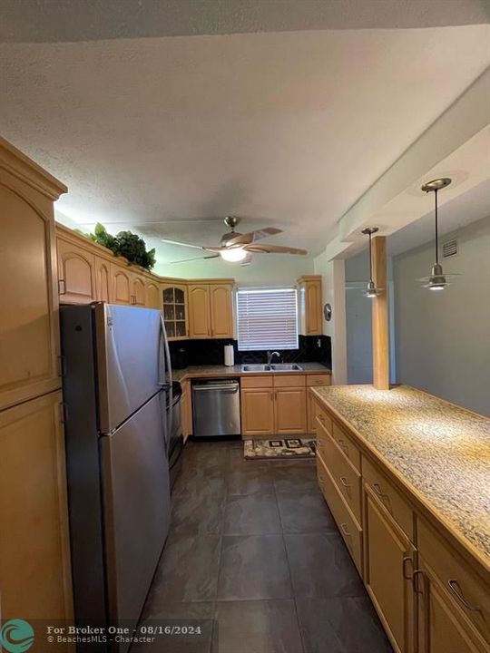 For Rent: $2,500 (2 beds, 2 baths, 920 Square Feet)