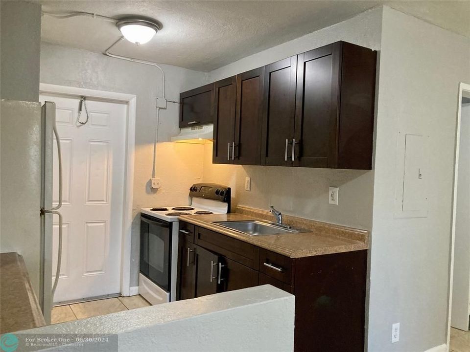 For Sale: $2,100 (3 beds, 1 baths, 725 Square Feet)