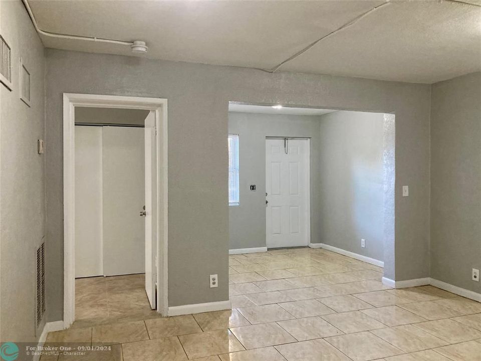 For Sale: $2,100 (3 beds, 1 baths, 725 Square Feet)