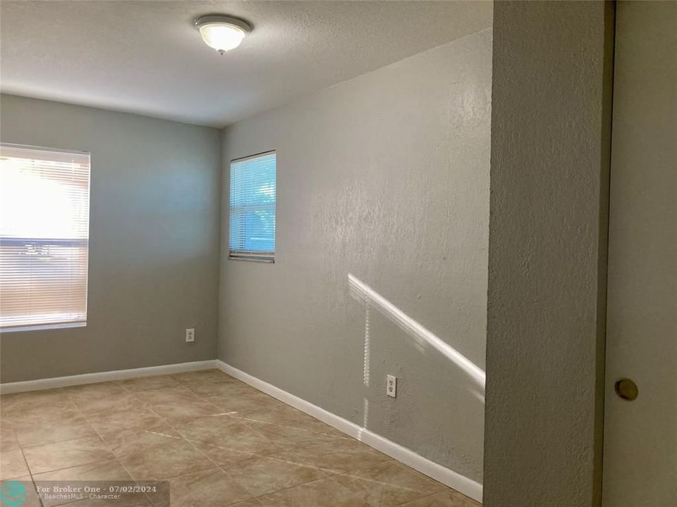 For Sale: $2,100 (3 beds, 1 baths, 725 Square Feet)