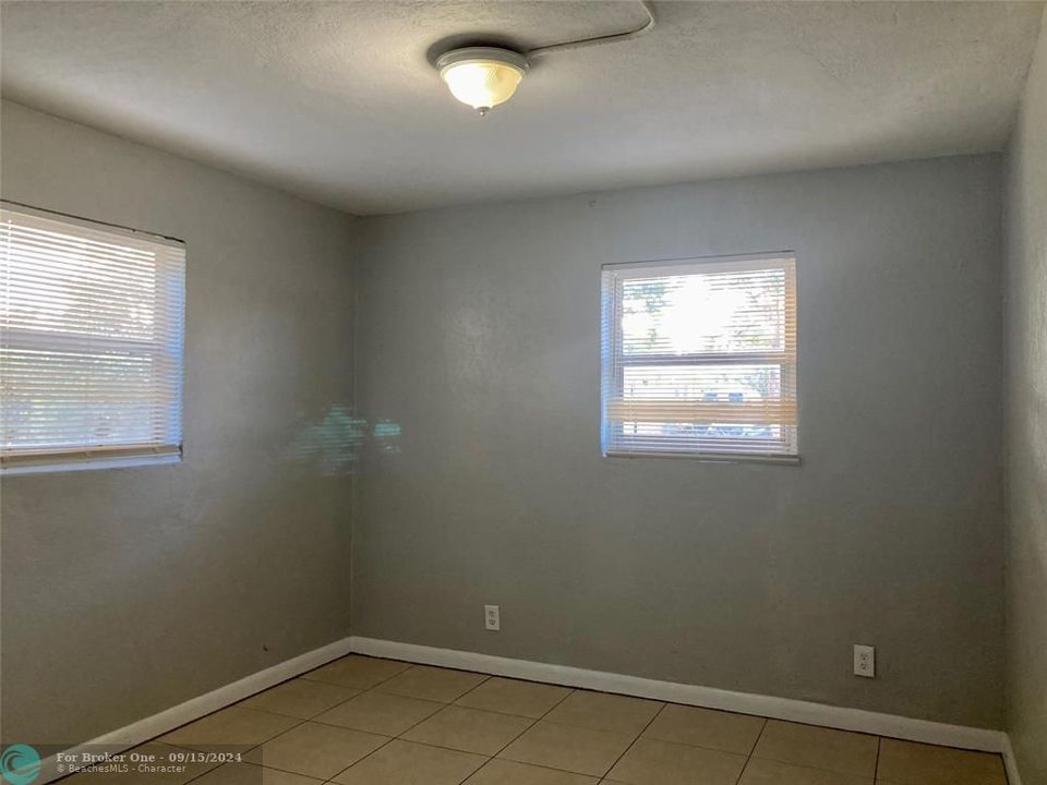 For Sale: $2,100 (3 beds, 1 baths, 725 Square Feet)