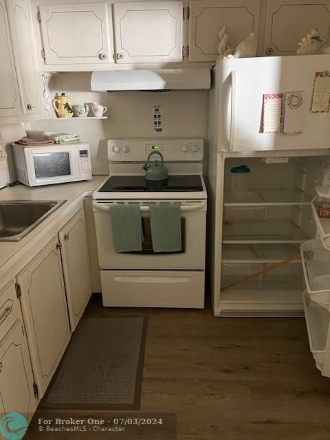 For Rent: $2,300 (1 beds, 1 baths, 593 Square Feet)