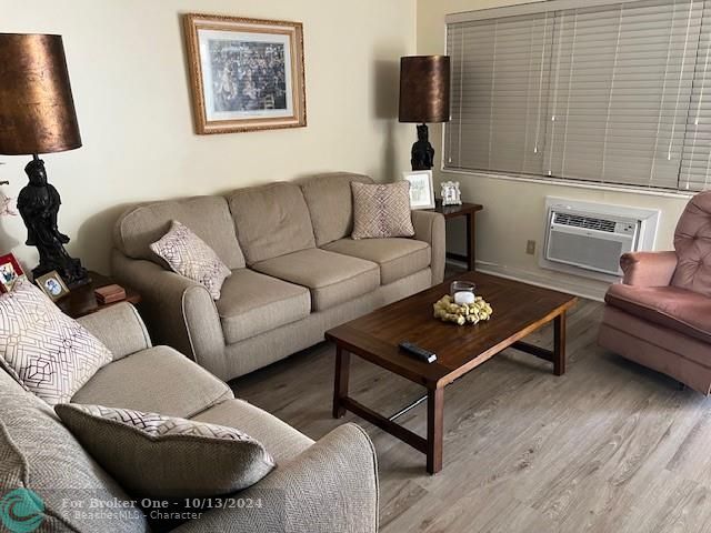 For Rent: $2,300 (1 beds, 1 baths, 593 Square Feet)