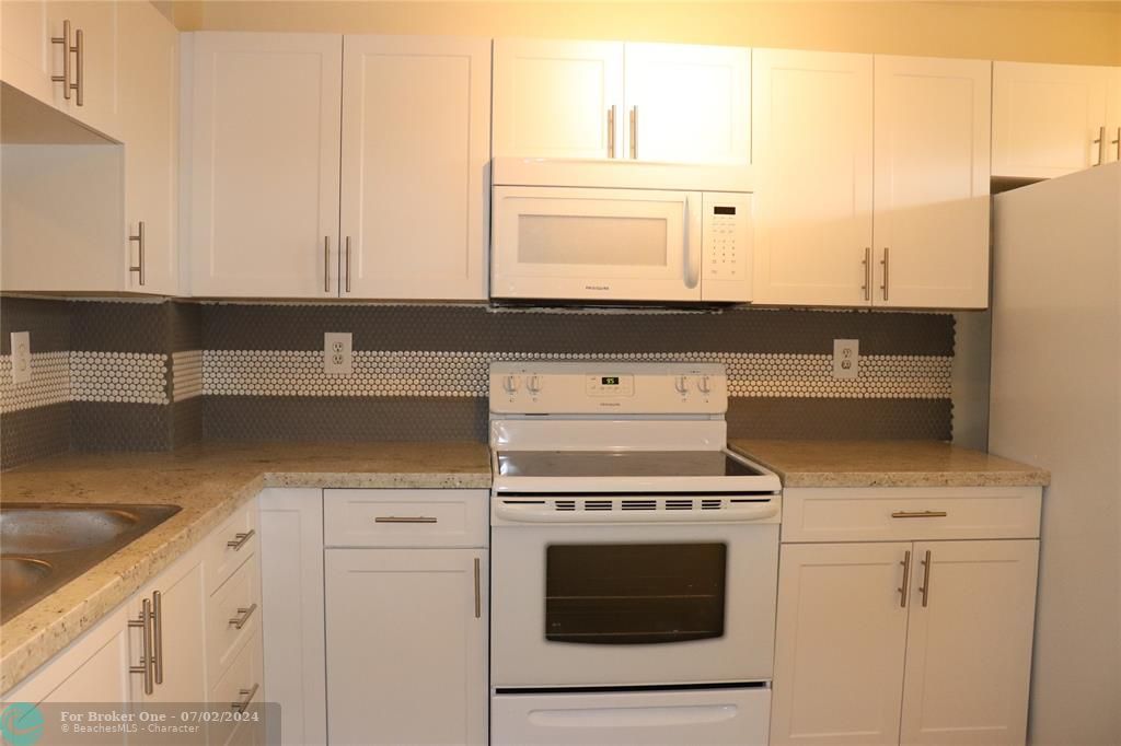 For Rent: $1,850 (2 beds, 2 baths, 1100 Square Feet)